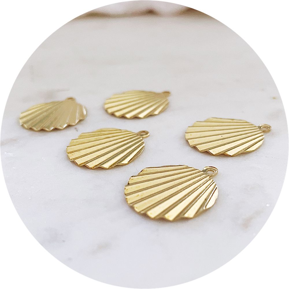 Round Shell Charms - 1 loop - Raw Brass - 2 pcs - SHELL
