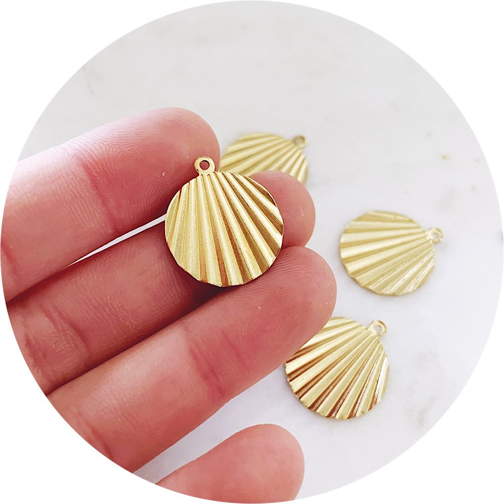 Round Shell Charms - 1 loop - Raw Brass - 2 pcs - SHELL