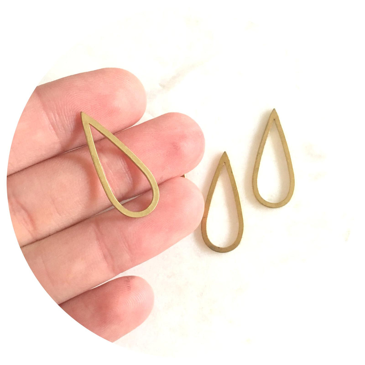 26mm x 11mm Teardrop Connector - Raw Brass - 2 pcs - D409